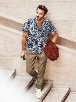 Grafiker-Kurzarmhemd -Bekleidungsverkauf Geschäft EC10 4746 DE 1