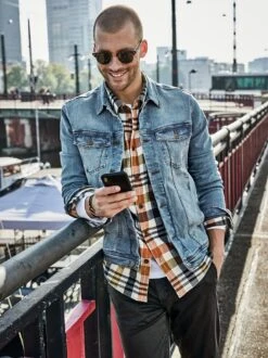 Haut-hin-Hemd -Bekleidungsverkauf Geschäft EC10 4748 DD 1