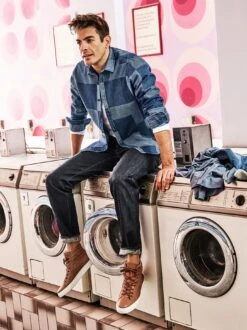 Lebendiges Jeanshemd -Bekleidungsverkauf Geschäft EC10 7497 DC 1