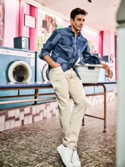 Lebendiges Jeanshemd -Bekleidungsverkauf Geschäft EC10 7497 DE 1