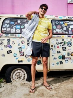 Mittel-Java-Strickshirt -Bekleidungsverkauf Geschäft EC23 6064 DE