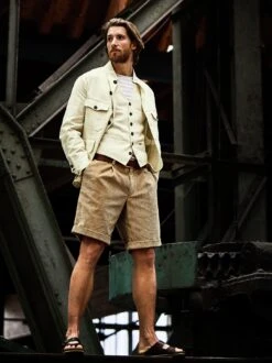 Bretagne-Shirt Levant Moderne -Bekleidungsverkauf Geschäft EC23 7232 DD