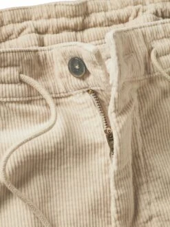 Tretarbeit-Cordshorts -Bekleidungsverkauf Geschäft EC24 6074 DG