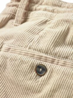 Tretarbeit-Cordshorts -Bekleidungsverkauf Geschäft EC24 6074 DI