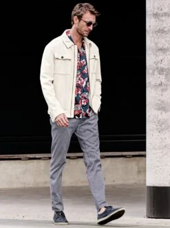 Von-bis-Chino -Bekleidungsverkauf Geschäft EC24 6097 DD 1