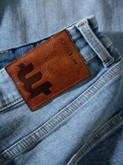 Geschnittene Jeansshorts -Bekleidungsverkauf Geschäft EC24 6474 DI