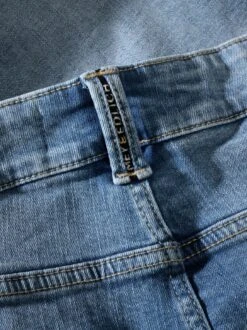Geschnittene Jeansshorts -Bekleidungsverkauf Geschäft EC24 6474 DJ