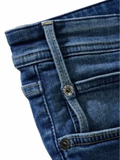 Geschnittene Jeansshorts -Bekleidungsverkauf Geschäft EC24 6475 DG
