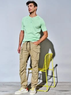 Abenteuer-Sommercargo -Bekleidungsverkauf Geschäft EC24 6481 DF