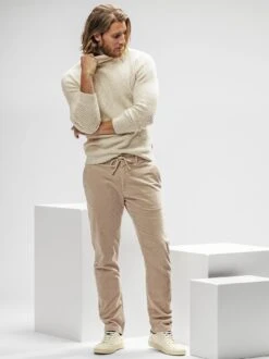 Geschichten-Cordchino 31 Geschichten-Cordchino -Bekleidungsverkauf Geschäft EC24 6782 DE