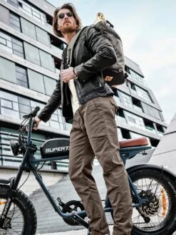 Dynamische Hose -Bekleidungsverkauf Geschäft EC24 6824 DE 1