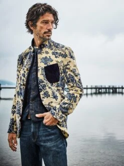 Umgedachte Jeans -Bekleidungsverkauf Geschäft EC24 6979 DF 1